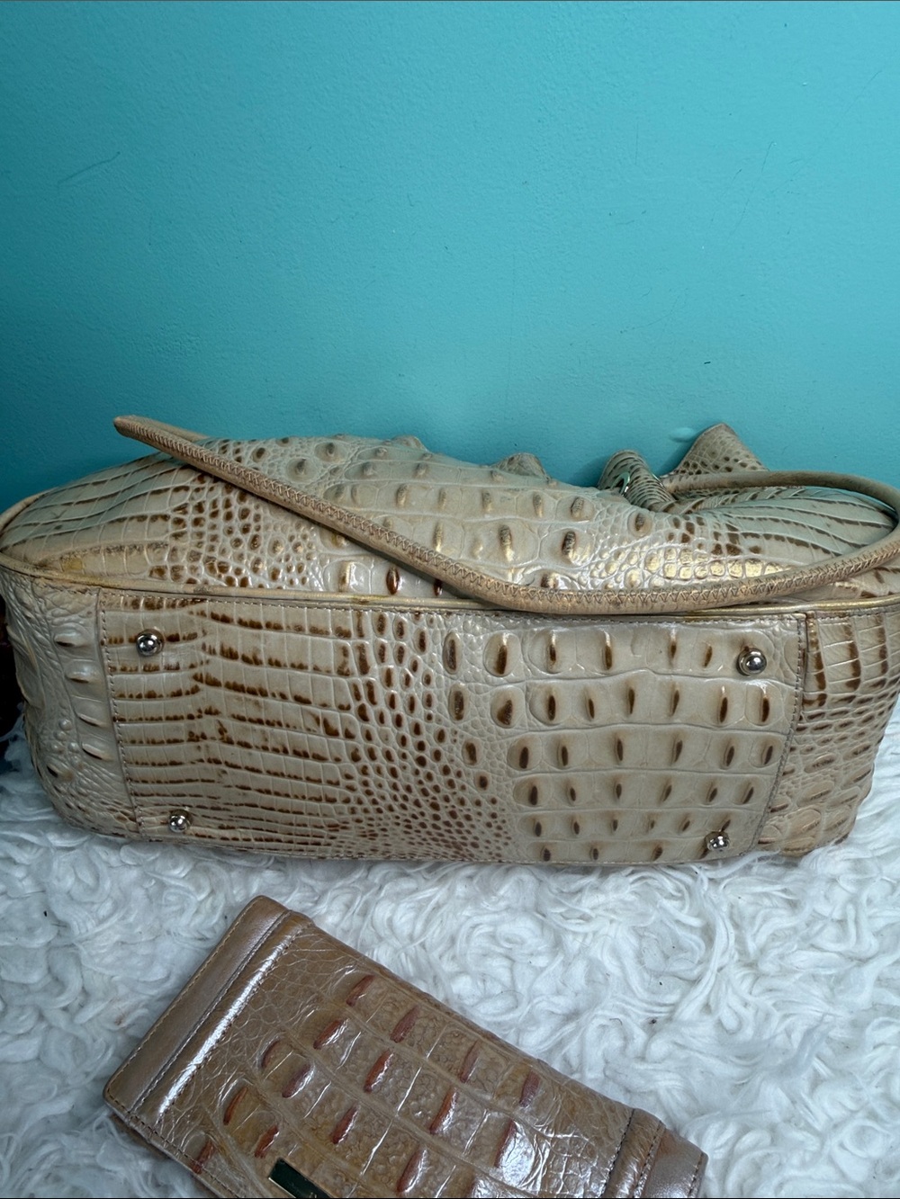 Brahmin Beige Croc-Embossed Drawstring Shoulder Bag with Matching Wallet - Picture 6 of 17
